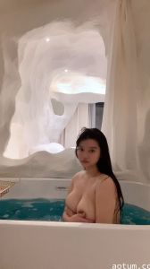 酒店浴室湿身诱惑！巨乳妹揉胸疯狂挑逗摄影师拍摄