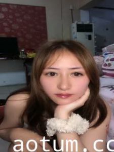 颜值不错的小少妇一个人在家偷偷的发骚，全程露脸揉奶玩逼互动狼友听指挥