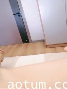 苗窕骚货道具自慰,宠物一旁看的也想干2