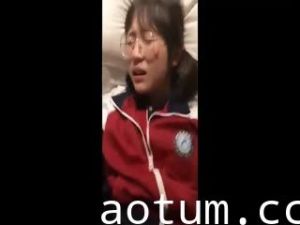 【网曝热门事件_制服萝莉】河南实验中学眼镜萝莉史上最全性爱甄选，吃鸡啪啪高手全能，制服啪啪