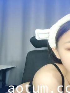 #直播_外表清纯乖巧妹妹！娇小身材贫乳！翘起美臀看美穴，掰开特写手指插入