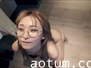 性感的黄毛眼镜骚妹