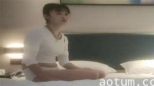 大叔寻欢记：极品嫩妹小姐姐粉穴紧致，水多诱人任我玩
